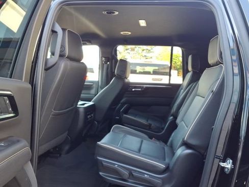 Used 2025 Chevrolet Suburban Premier AWD/4WD image 17