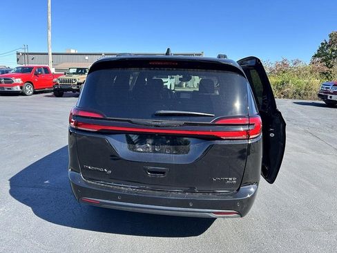 Used 2024 Chrysler Pacifica Limited w/ S Appearance Package image 4
