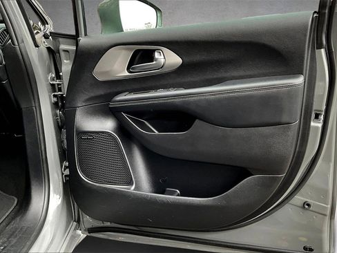 Used 2022 Chrysler Pacifica Limited w/ Uconnect Theater Family Group image 28