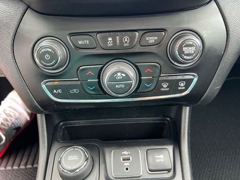 Used 2021 Jeep Cherokee Limited AWD/4WD image 37