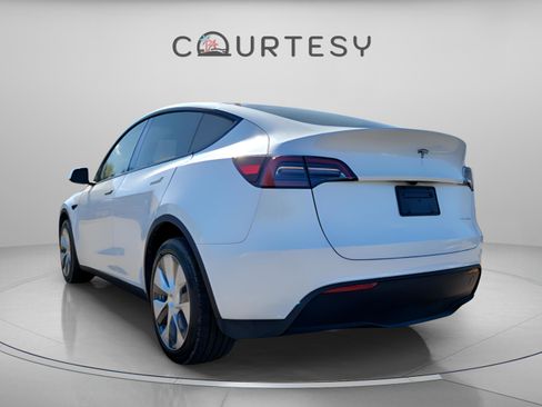 Used 2024 Tesla Model Y Long Range image 2