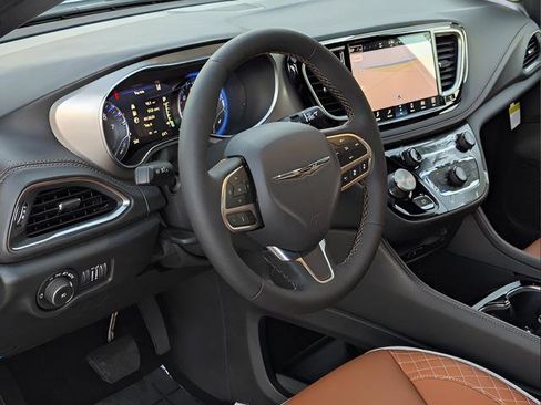 New 2026 Chrysler Pacifica Pinnacle image 12