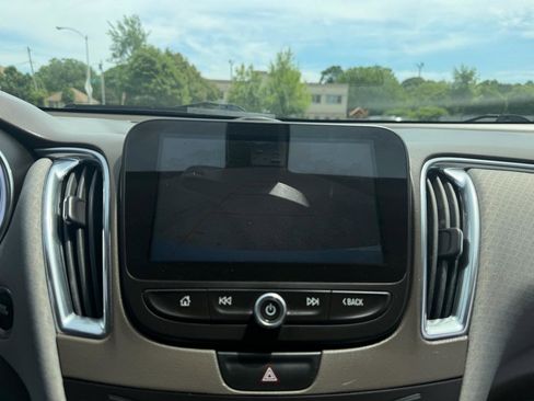 Used 2018 Chevrolet Malibu LT FWD image 13