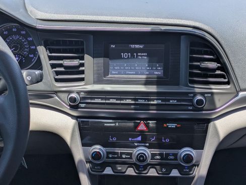Used 2020 Hyundai Elantra SE w/ Cargo Package (C1) FWD image 18