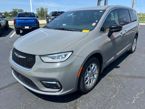 Used 2025 Chrysler Pacifica Select FWD image 9