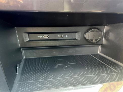 Used 2022 Volkswagen Tiguan SE w/ Panoramic Sunroof Package image 39