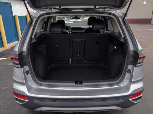 Used 2025 Volkswagen Taos SE image 30