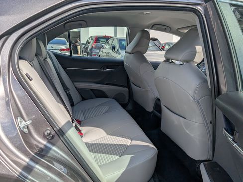 Used 2022 Toyota Camry SE image 12