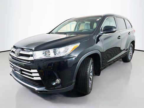 Used 2018 Toyota Highlander XLE image 3