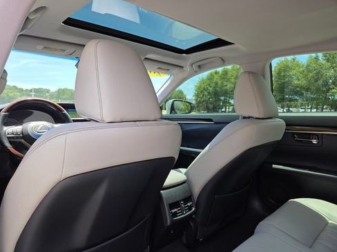 Used 2017 Lexus ES 300h w/ Luxury Package FWD image 18