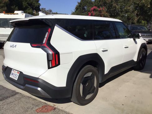 Used 2024 Kia EV9 Light Long Range RWD image 5