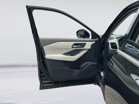 Used 2025 Nissan Rogue SL w/ Tech Package FWD image 10