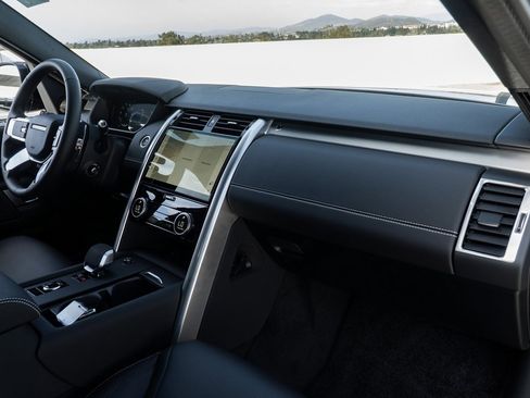 Used 2025 Land Rover Discovery Dynamic SE image 20