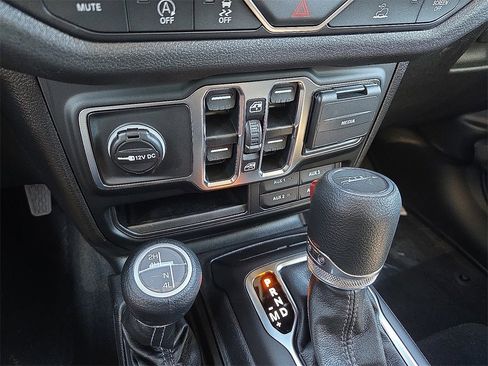 New 2025 Jeep Gladiator Sport image 17