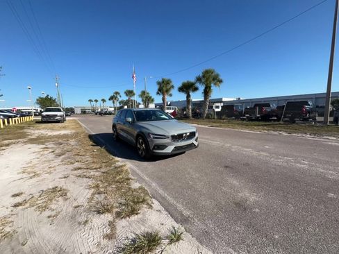 Used 2025 Volvo V60 B5 Cross Country Plus image 16