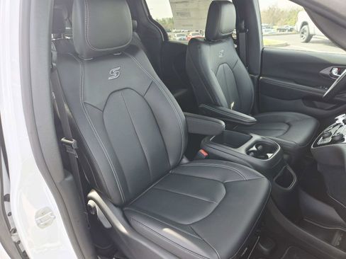 New 2026 Chrysler Pacifica Select image 17