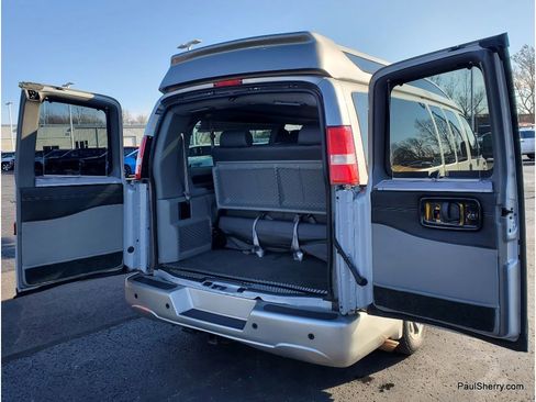 Used 2018 GMC Savana 2500 w/ Enhanced Convenience Package image 17