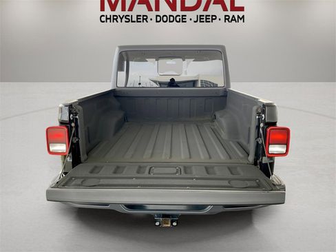 Used 2021 Jeep Gladiator Sport image 19