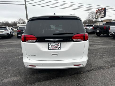 Used 2022 Chrysler Voyager LX image 6