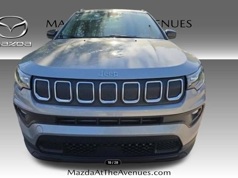 Used 2022 Jeep Compass Latitude FWD image 3