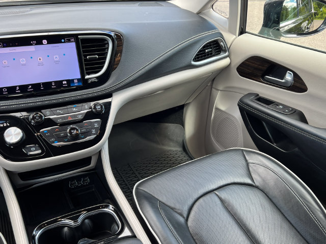 Used 2024 Chrysler Pacifica Limited FWD image 36
