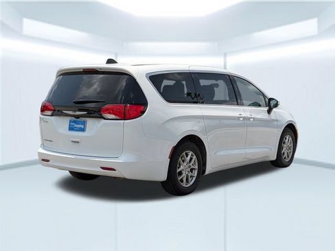 Used 2023 Chrysler Voyager LX FWD image 6