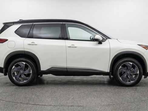 Used 2024 Nissan Rogue SV FWD image 11