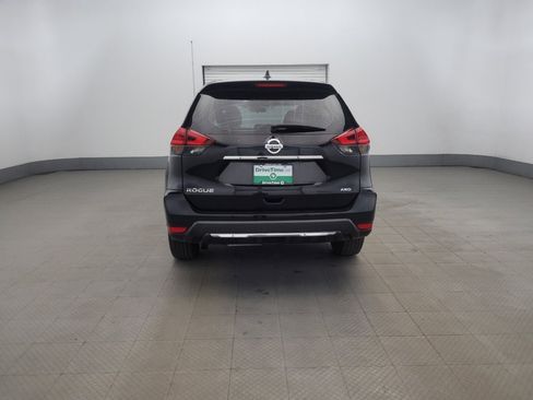 Used 2017 Nissan Rogue S image 6