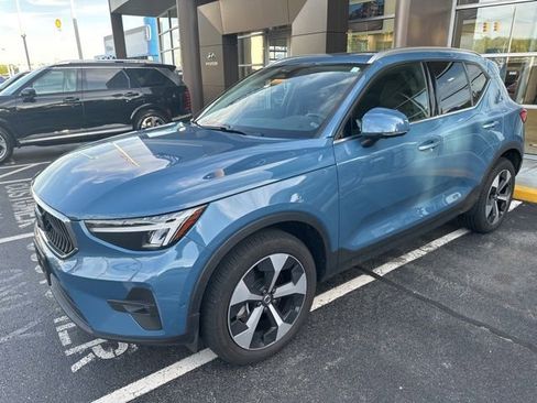 Used 2024 Volvo XC40 B5 Plus AWD/4WD image 3