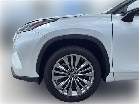 Used 2024 Toyota Highlander Platinum FWD image 3