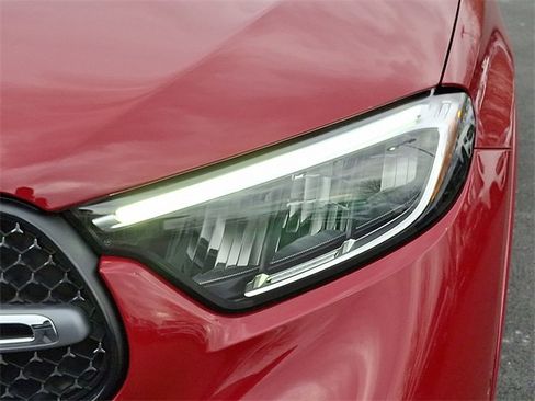 Used 2025 Mercedes-Benz GLC 300 4MATIC image 9