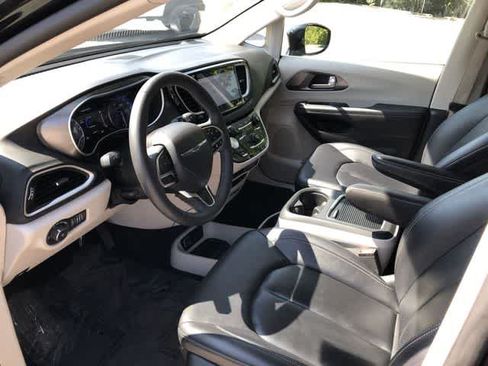 Certified 2024 Chrysler Pacifica Touring-L FWD image 11