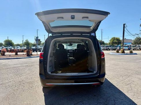 Used 2023 Chrysler Pacifica Touring-L FWD image 5