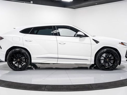 Used 2022 Lamborghini Urus image 2