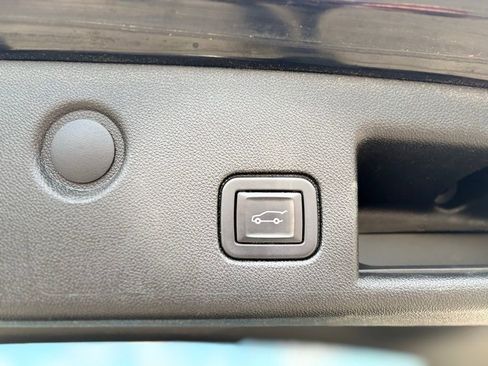 Used 2020 Chevrolet Equinox LT w/ Driver Convenience Package image 30