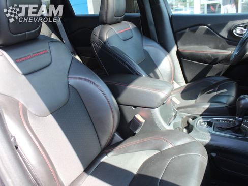 Used 2022 Jeep Cherokee Trailhawk w/ Sun, Sound & Nav Group AWD/4WD image 28