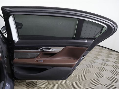 Used 2021 BMW 740i xDrive w/ Premium Package image 29