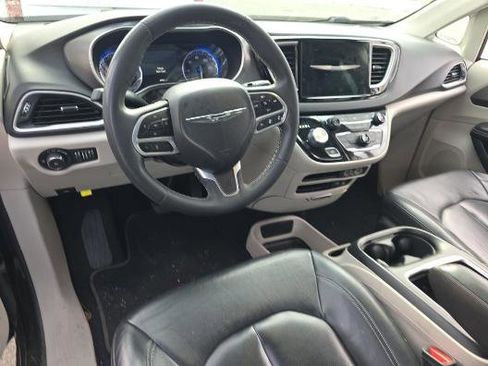 Used 2022 Chrysler Pacifica Touring-L FWD image 3