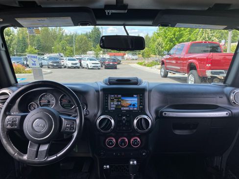 Used 2017 Jeep Wrangler Unlimited Sahara w/ Connectivity Group image 9