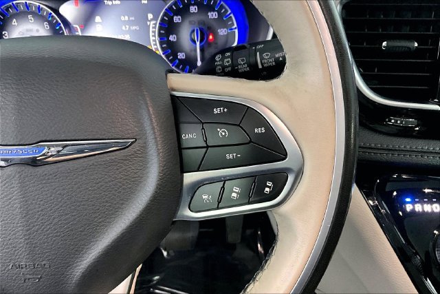 Used 2019 Chrysler Pacifica Limited w/ Tire & Wheel Group FWD image 21
