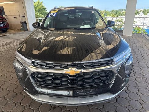 Used 2025 Chevrolet Trax LT w/ Driver Confidence Package FWD image 2