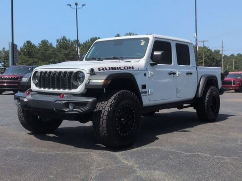 Used 2025 Jeep Gladiator Rubicon w/ Technology Group AWD/4WD image 6