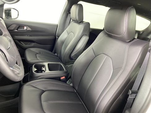 New 2026 Chrysler Pacifica Select AWD/4WD image 13