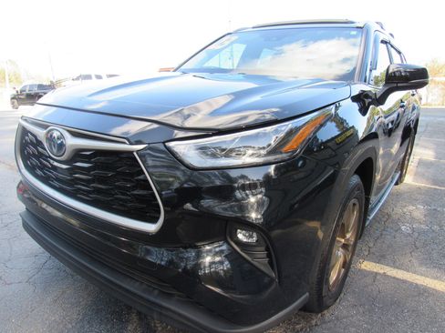 Used 2023 Toyota Highlander Bronze Edition AWD/4WD image 2