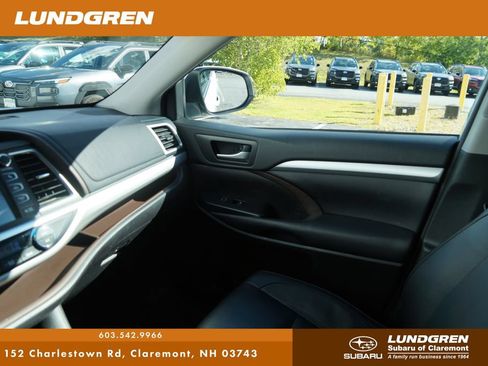 Used 2018 Toyota Highlander XLE w/ Carpet Mat Package (TMS) AWD/4WD image 14