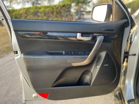 Used 2014 Kia Sorento SX w/ 3rd Row Package image 22