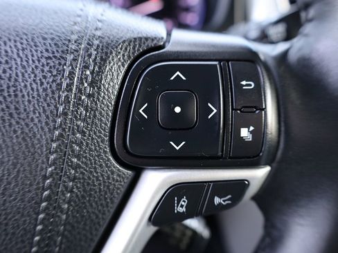 Used 2019 Toyota Highlander XLE image 27