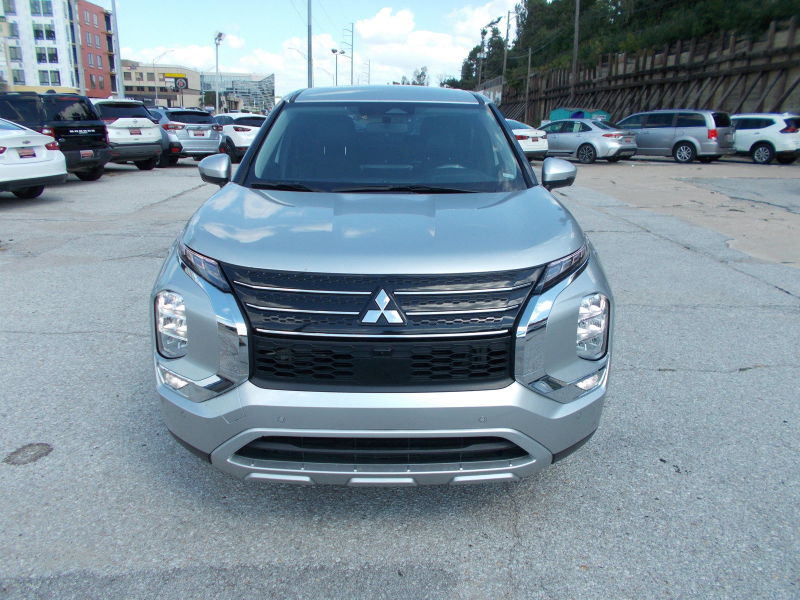Used 2024 Mitsubishi Outlander SE FWD image 2