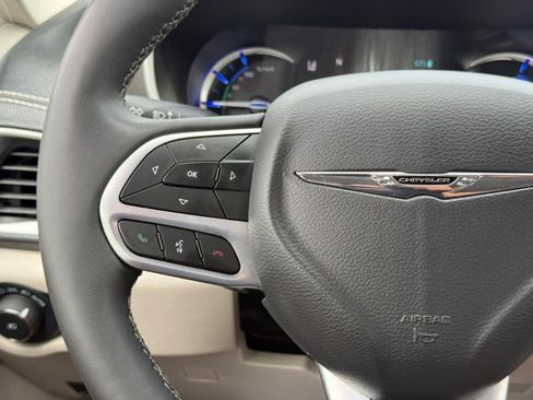 Used 2023 Chrysler Pacifica Touring-L FWD image 19