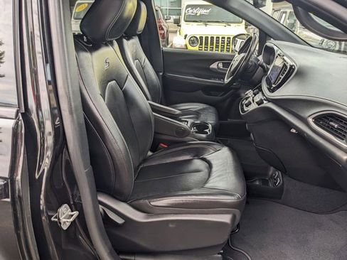 Certified 2021 Chrysler Pacifica Touring-L w/ S Appearance Package image 30